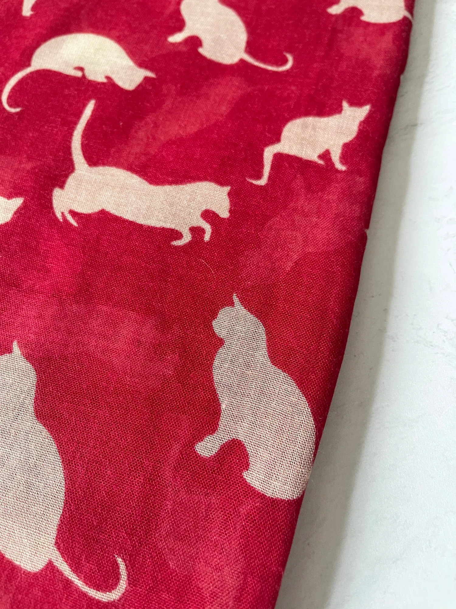 LIGHTWEIGHT PLAIN RED AND BEIGE CAT SCARF