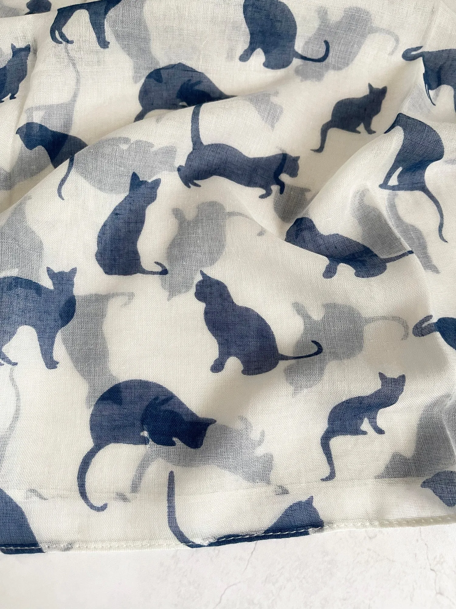 PLAIN WHITE NAVY LIGHTWEIGHT CAT SCARF