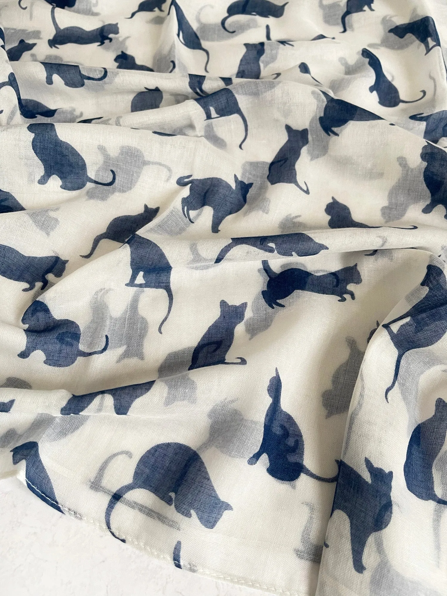 PLAIN WHITE NAVY LIGHTWEIGHT CAT SCARF