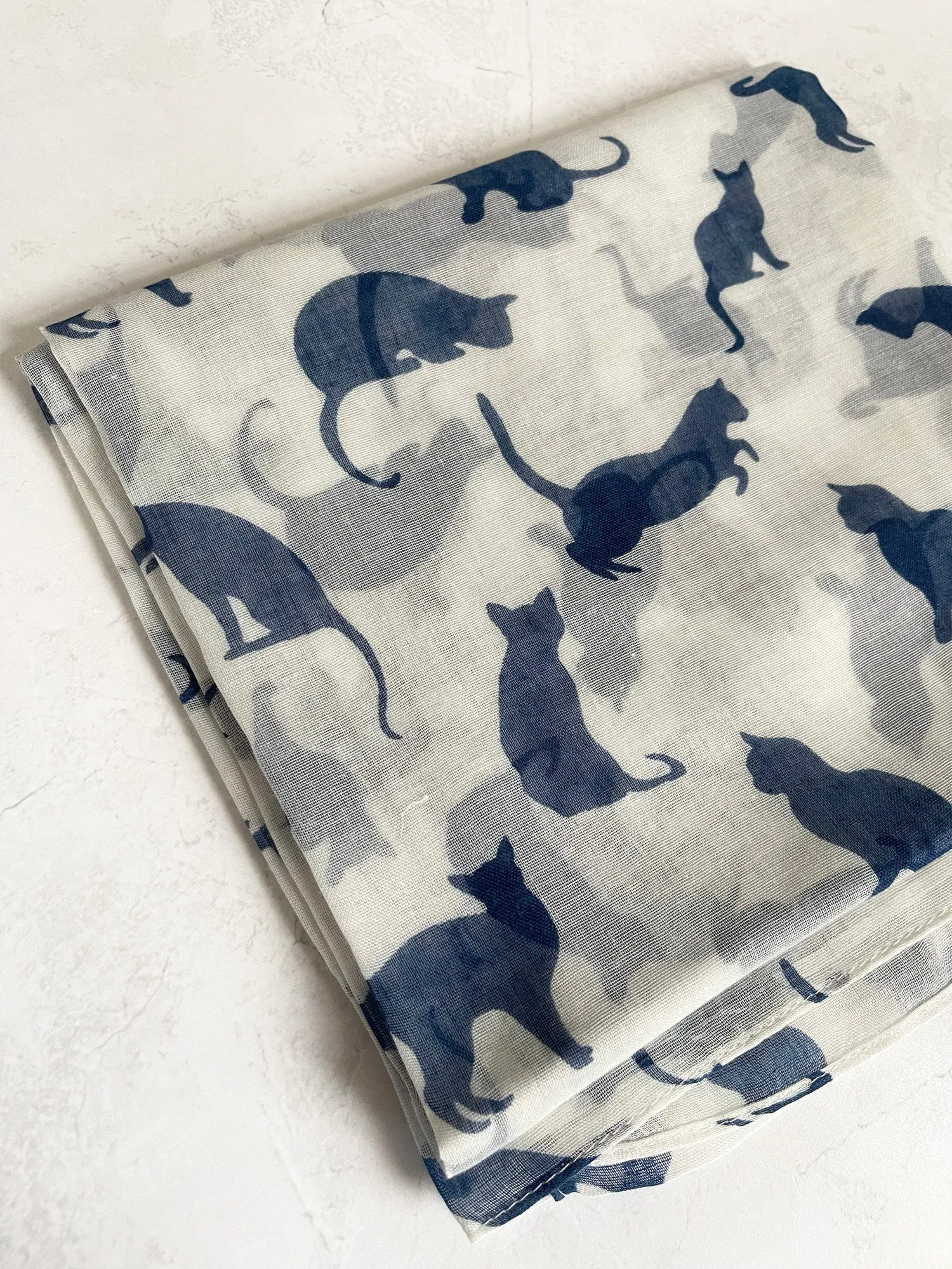 PLAIN WHITE NAVY LIGHTWEIGHT CAT SCARF